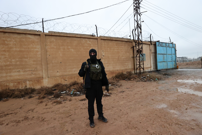 <p>�te yandan ter�r �rg�t�, F�rat Nehri'nin baz� b�lgelerindeki i�galini s�rd�r�yor. Suriye g��leri ile ter�r �rg�t� aras�nda i�galin devam etti�i b�lgelerde �at��malar ya�an�yor.</p>