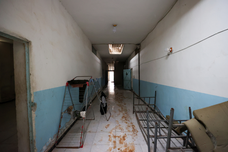 <p>Tabka il�esi yak�nlar�ndaki Mansura b�lgesinde Suriye ordusu taraf�ndan abluka alt�na al�nan 64 YPG/SDG �yesi, Suriye g�venlik g��lerine teslim olmu�tu.</p>