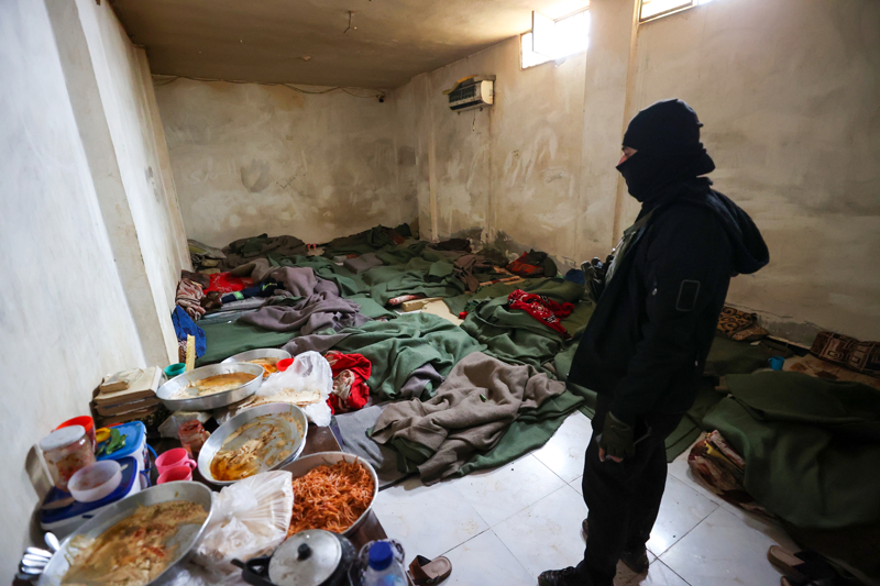 <p>Suriye'de ordunun d�n ak�am Rakka iline ba�l� Tabka il�esinin kontrol�n� ter�r �rg�t� YPG/SDG'den ald���, 483 �rg�t �yesinin teslim olmak i�in g�venlik g��leriyle ileti�ime ge�ti�i bildirilmi�ti.</p>