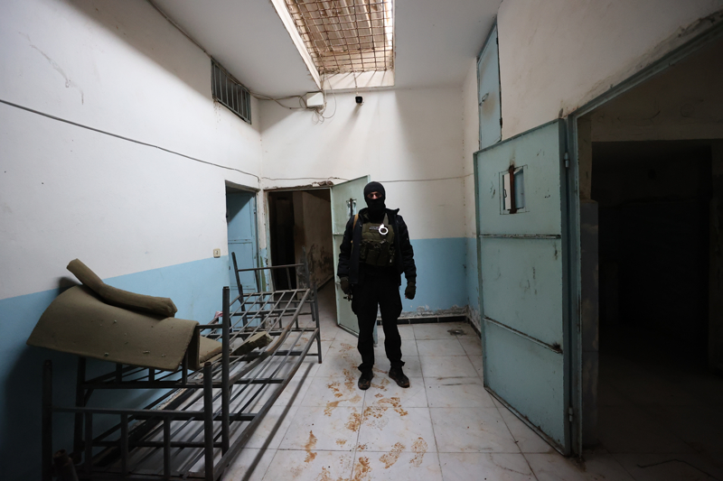 <p>Suriye Savunma Bakanl��� Medya ve �leti�im Dairesi de ter�r �rg�t� YPG/SDG'nin 483 �yesinin �rg�tten ayr�lmak i�in yetkililerle ileti�ime ge�ti�ini, 181 �rg�t �yesinin teslim oldu�unu duyurmu�tu.</p>