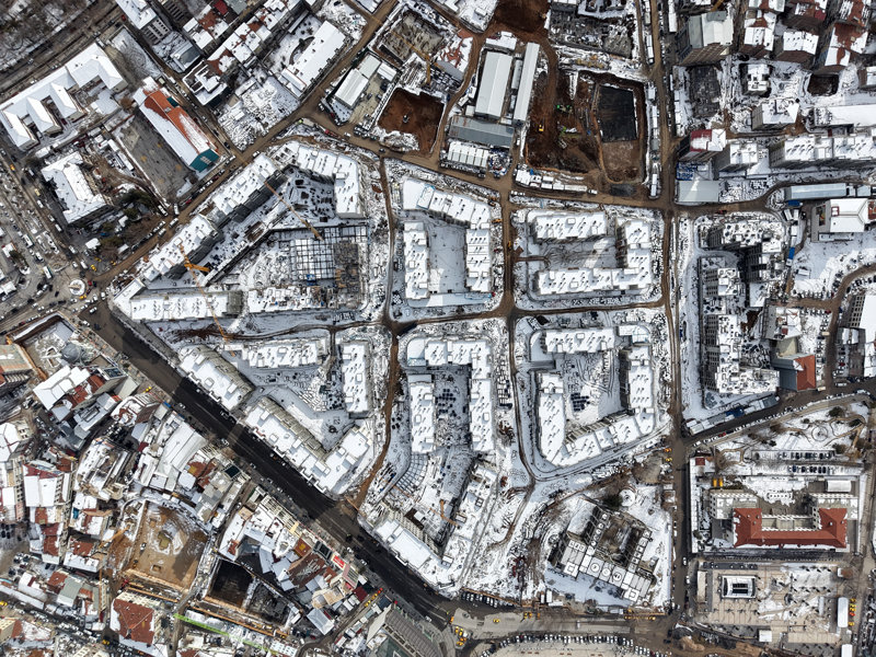 <p>�evre, �ehircilik ve �klim De�i�ikli�i Bakanl��� koordinasyonunda bir taraftan yakla��k 104 bin konutun in�as� s�rerken, 13 bin 178 i� yerinde ise esnaf tekrar hizmet vermeye ba�layacak.</p>