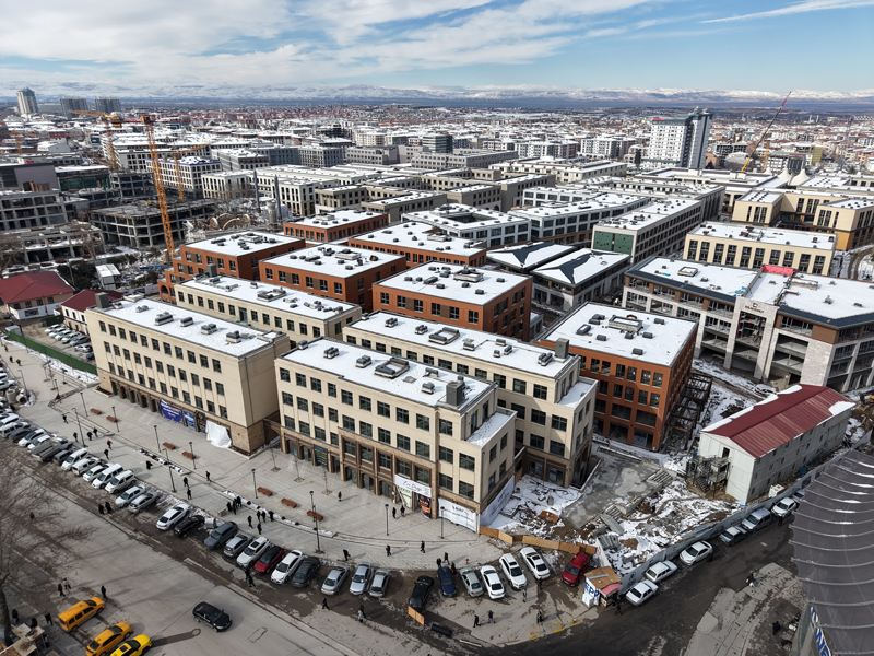 <p><b>Kentte 'asr�n in�as�'n�n ger�ekle�tirildi�ini belirten Vali Yavuz, ��yle konu�tu:</b></p><p><br></p><p>'104 bin konut ve ayr� olarak i� yerleri yap�yoruz. 80 bininin kuras�n� �ekmek suretiyle hem�ehrilerimize teslim etmi� olman�n sevincini ve gururunu payla��yoruz ayr�ca �unu ifade etmem gerekir ki yakla��k 1263 lokasyonda, 15 bin 500 civar�nda da k�rsal k�y konutunu yine bitirdik, tamamlad�k, hem�ehrilerimize teslim ediyoruz. Di�er taraftan �ehrin bat�-do�u, kuzey-g�ney akslar�nda yeni cazibe merkezleri, alanlar se�mek suretiyle, �rne�in �kizce'de 27 bin 663 konut, 661 i� yeri, camisi, 250 dersli�iyle muhte�em bir uydu kent yapt�k. Yine Orduzu Bah�eba�� gibi alanlarda yakla��k 13 bin 500 konutuyla ger�ekten asl�nda yeni bir il�e kurdu�umuzu s�yleyebilirim. Dolay�s�yla �zellikle �evre, �ehircilik ve �klim De�i�ikli�i Bakan�m�z Murat Kurum'un, TOK�'mizin, Emlak Konutumuzun vizyoner bak�� a��s�yla ger�ekten ilimizi son derece modern hale getirdik. Cumhurba�kan�m�z Say�n Recep Tayyip Erdo�an'�n g��l� liderli�iyle �ehirlerimizi yeniden imar, in�a ve ihya ettik.'</p>