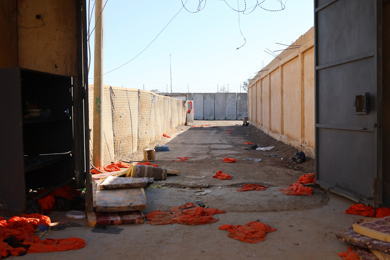 <p>YPG/SDG'nin i�erdeki DEA�'l� ter�ristleri serbest b�rakmas�yla bo�alan hapishanede d�nk� olay�n izlerine rastlan�yor.</p>