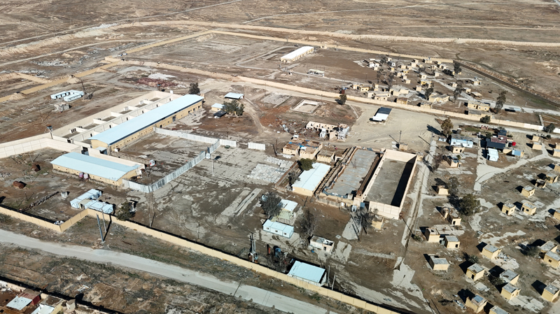 <p><b><p></p></b></p><p><b>120 DEA�'LIDAN 81'� YEN�DEN YAKALANMI�TI</b></p><p><b><br></b></p><p>Suriye ordusundan d�n yap�lan yaz�l� a��klamada, YPG/SDG'nin �eddadi'deki DEA�'l� ter�ristleri serbest b�rakt��� bildirilmi�ti.</p>