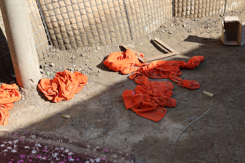 <p>YPG/SDG mensuplar�n�n da ayr�l�rken kamuflajlar�n� hapishane i�erisinde b�rakt�klar� dikkati �ekiyor.</p>