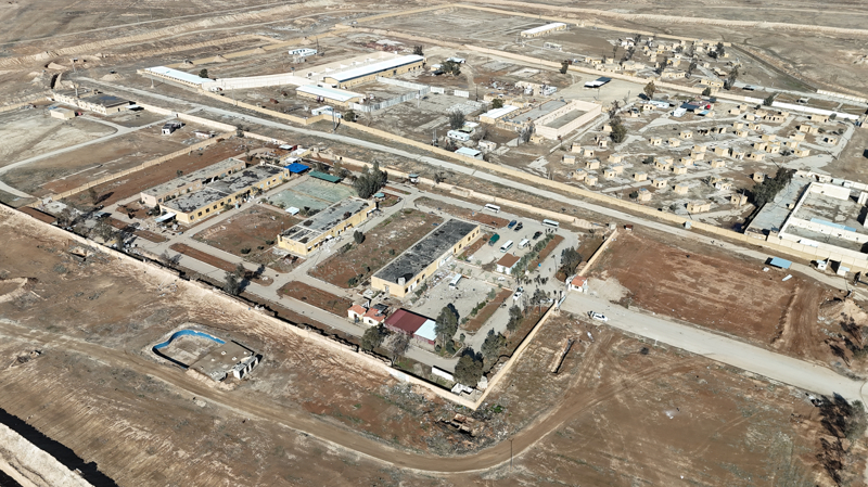 <p>Ter�r �rg�t�nce serbest b�rak�lan DEA� mensuplar�n�n, tutuklulara giydirilen ve ka�arken ��kard�klar� turuncu elbiseleri hapishanenin �evresine att��� g�r�l�yor.</p>