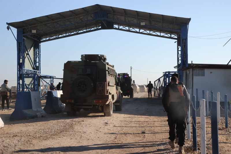 <p>Hol Kamp�'n�n ana giri� kap�s�na kontrol noktas� kuran Suriye g�venlik g��leri, g�revliler d���ndaki ki�ilerin i�eriye girmesine izin vermiyor.</p>