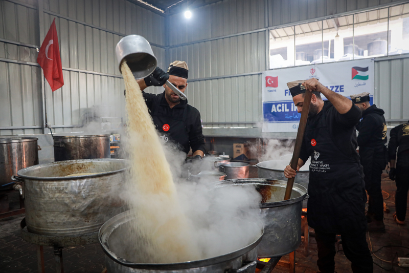 <p class='MsoNormal'>T�rkiye  Diyanet Vakf�, Gazze �eridi'ndeki insani yard�m faaliyetleri kapsam�nda yemek  yapt�.</p>