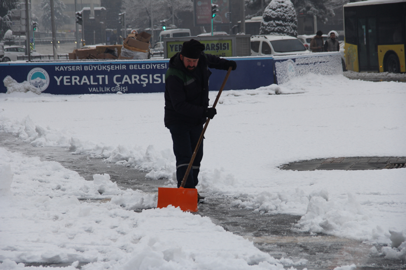 <p>Kayseri'de kar ya���� aral�klarla etkisini s�rd�r�yor. </p>