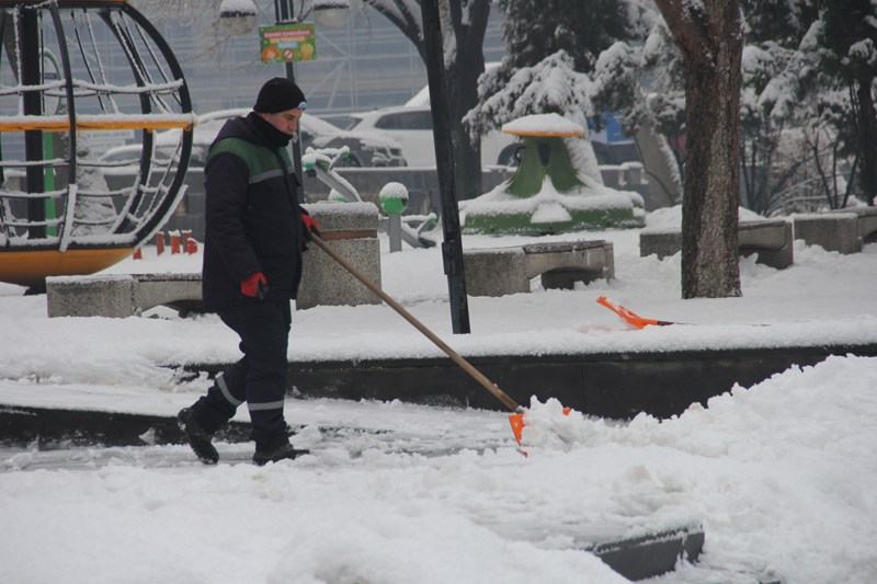 <p>Kentte gece ba�layan ya��� nedeniyle cadde ve sokaklar, parklar, evlerin �at�lar� ve ara�lar beyaza b�r�nd�.</p>