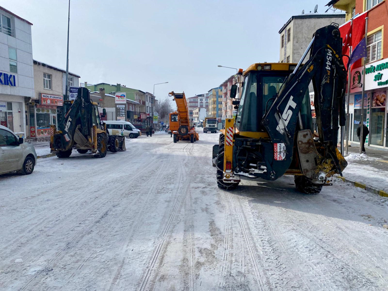 <p>Ardahan'da kar ve buz temizli�i. </p>