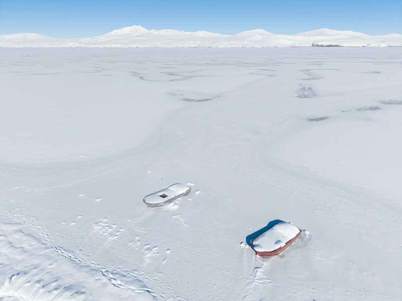 <p>B�lge halk�n�n bal�k��l�k ve tar�msal sulama ihtiyac�n� kar��layan g�lde, so�uk hava ko�ullar� ya�am� olumsuz etkiledi. K�y sakinleri ise zorlu k�� �artlar�na ra�men, g�l�n bu y�l bol ya��� ve donla birlikte su seviyesinin artmas�n� umut verici bulduklar�n� belirtti.</p>