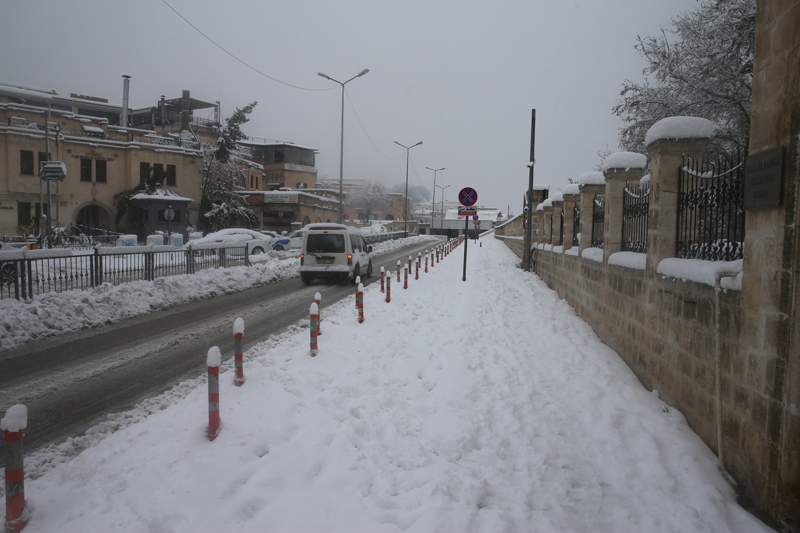 <p>�anl�urfa'da d�n ba�layan kar ya���� etkili olmaya devam ediyor.</p>