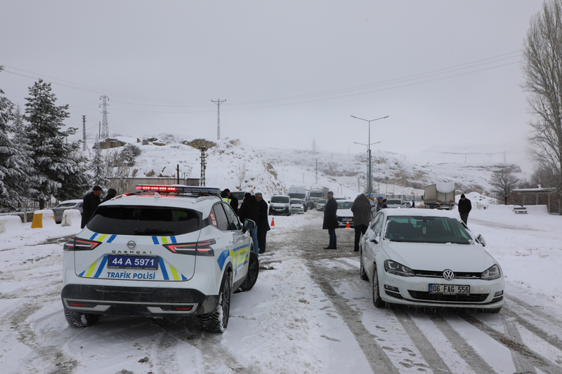 <p>Yo�un kar ya���� ve tipi nedeniyle d�n ak�am kapat�lan Malatya-Kayseri kara yolu, yeniden ula��ma a��ld�.</p>