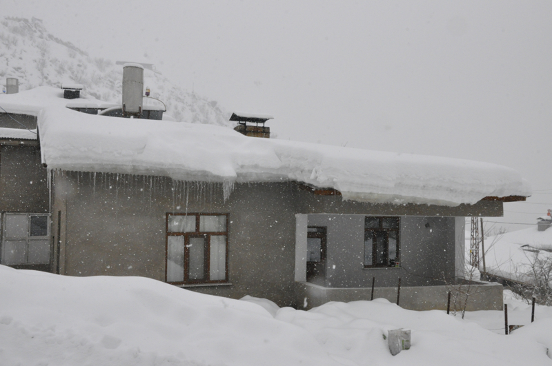 <p>Hakkari'nin �ukurca ilesinde etkili olan kar ya����, hayat� olumsuz etkiledi.</p>