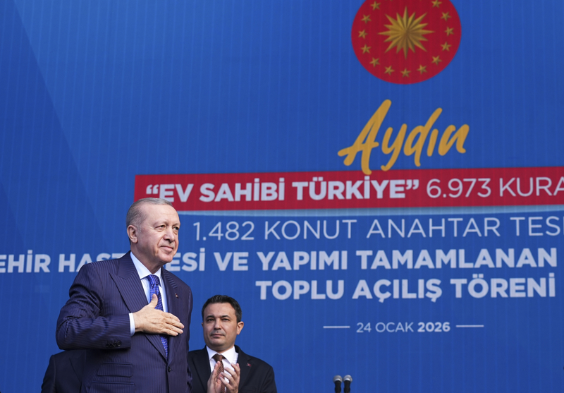 <p>Cumhurba�kan� Recep Tayyip Erdo�an, Ayd�n'da 'Ev Sahibi T�rkiye' 6973 Kura �ekimi, 1482 Konut Anahtar Teslimi, �ehir Hastanesi ve Yap�m� Tamamlanan Di�er Yat�r�mlar�n Toplu A��l�� T�reni'ne kat�ld�. Cumhurba�kan� Erdo�an, konu�ma �ncesi Cumhurba�kan� Yard�mc�s� Cevdet Y�lmaz , Ayd�n B�y�k�ehir Belediye Ba�kan� �zlem �er�io�lu ve partililer ile vatanda�lar� selamlad�.</p>