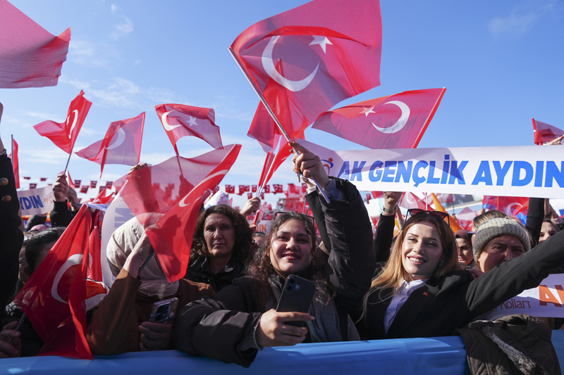 <p>Vatanda�lar t�rene ellerinde T�rk Bayraklar� ile kat�ld�.</p>