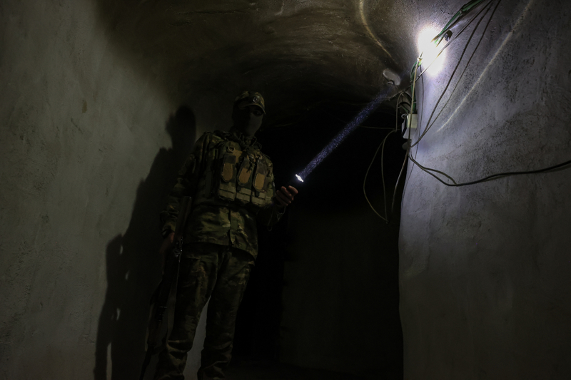 <p>Bu t�nellerde internet, sabit hat telefonu ve elektrik ihtiya�lar� i�in kablolar�n kullan�ld��� g�r�ld�.</p>