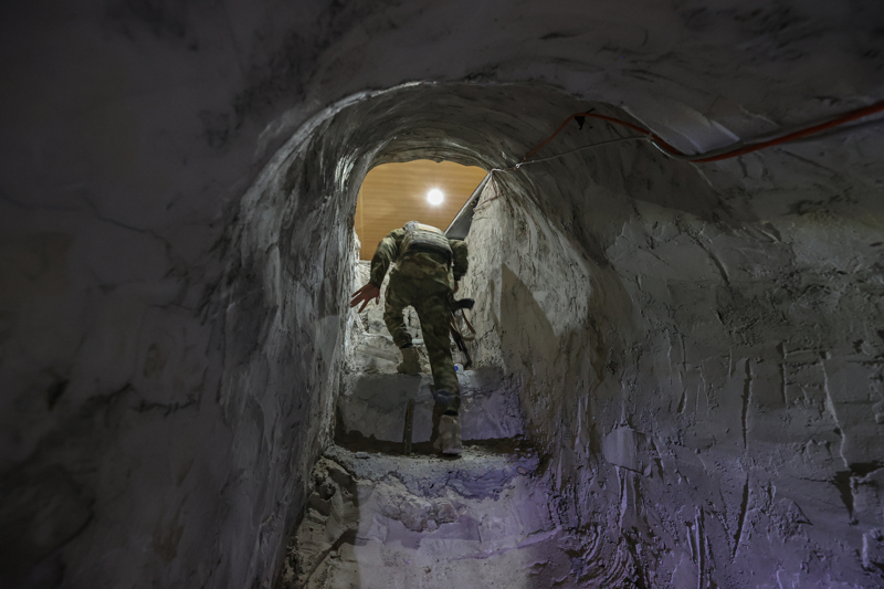 <p>�rg�t�n, bir evin avlusunda a�t��� t�nellerden 11 farkl� noktaya ��k�� yap�labildi�i g�r�l�rken, ter�r �rg�t� �yelerinin birbiriyle ileti�im kurmak i�in sabit hat telefonu kulland��� ortaya ��kt�.</p>