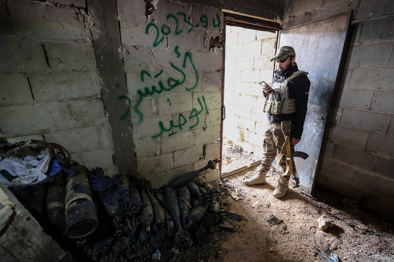 <p><b>- TER�R�STLER�N EVLER�NDEN T�NEL A�TI�I SUR�YEL�LER, AA'YA KONU�TU</b></p><p><br></p><p>Ter�r �rg�t� YPG'lilerin karde�inin evinden t�nel a�t��� Enver Nezzal, AA muhabirine yapt��� a��klamada, 'L�bnan'dayd�m. Oradan d�n�nce gelip bakt�m evden t�nel a�m��lar. �u an bulundu�umuz oday� da silah deposu yapm��lard�. Yetkililerden evi oturmam�z i�in haz�rlamalar�n� istiyoruz. Karde�im (ev sahibi) halen g�� etti�i L�bnan'da ya��yor.' ifadelerini kulland�.</p>