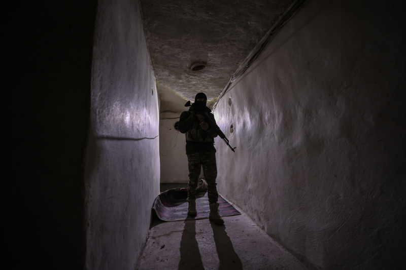 <p>Suriye Savunma Bakanl��� yetkilisi Ra�ed ed-Dehe�, AA muhabirine yapt��� a��klamada, t�nellerdeki a� �ebekesini anlatarak, YPG ter�ristlerinin yer y�z�ndeki hareketlerinin az oldu�unu s�yledi.</p>