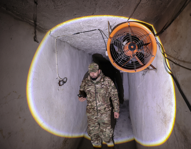 <p>'Girmeyin dedi�inde ba��n� a��rt�rlard�. Gitmek istediklerinde kendili�inden giderlerdi. Konu�tu�umuzda bize DEA�'l� yaftas� vurabilirlerdi. Onlar eve girmek istedi�inde �ocuklar�ma zarar gelmesin diye onlar� arkada��m�n evine g�t�r�rd�m. Buralar �zg�rle�ti�inde de eve girmedim ��nk� may�nla d��enebilece�i endi�esi vard�. Allah korusun evi patlatabilirlerdi. Eve girmek istediklerini kap�y� �almadan, ya duvardan atlarlard� ya da kap�y� tekmeyelerek girerlerdi. Evimdeki t�nelin tamamen da��t�lmas�n� istiyorum.'</p>