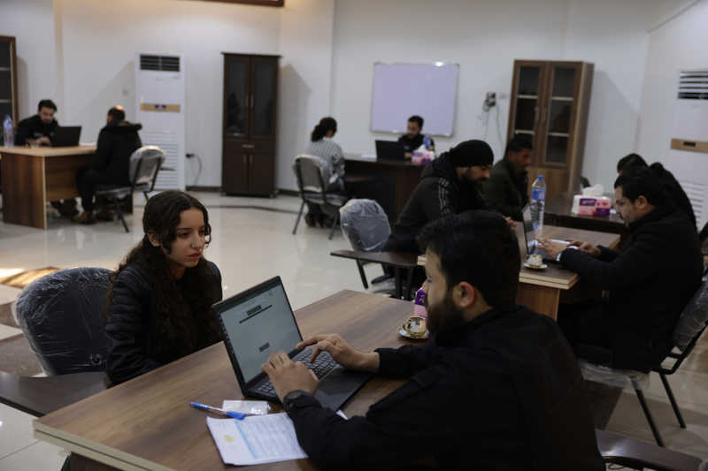 <p>Suriye hükümeti, günler öncesinde Rakka kentini YPG terör örgütünden kurtardı. Terör örgütü YPG'nin işgali sırasında görev alan Suriyeliler için kentte bir uzlaşı merkezi açıldı. Rakka kentinde Suriye hükümetince açılan uzlaşı merkezinde yoğunluk sürüyor.</p>