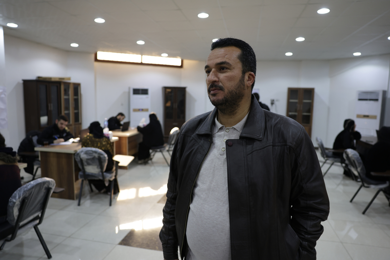 <p>Suriye yönetimi, 8 Aralık 2024'te Baas rejiminin devrilmesinin ardından Esed rejimi döneminde görev alanlar için de benzer şekilde kimlik tespiti ve uzlaşı merkezleri açmıştı.</p>