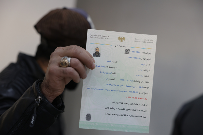 <b><p>'BİZLER KÜRDÜZ AMA YPG BİZİ TEMSİL ETMİYOR'</p><p><br></p><p></p></b><p><span >Suriye yönetiminin kurduğu merkezde işlemlerini tamamlayan 18 yaşındaki Esra, terör örgütü YPG idaresinde genel güvenlik işlerinde 17 yaşında iken büro görevi üstlendiğini belirtti. Esra, 'geçim kaygısıyla bu işe girdiğini' söyledi.</span></p>