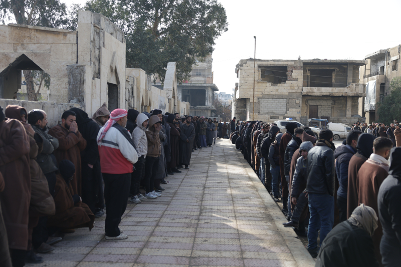 <p>Rakka'da alınan bu bilgilerin merkezde toplanacağını aktaran İsa, terör örgütü YPG çatısı altında görev alanlara bu merkezlere gelip Suriye yönetimine kayıt yaptırmaları çağrısında bulundu.</p>