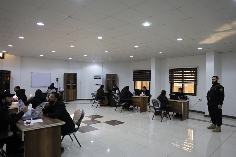 <b><p>'AMAÇ YPG UNSURLARININ YASAL STATÜYE KAVUŞMASI'</p><p><br></p><p></p></b><p><span >Rakka Uzlaşı Merkezi Müdürü Mustafa İsa, AA muhabirine yaptığı açıklamada, burada YPG unsurlarının silahı varsa bunları teslim ettiğini, ardından görevini beyan ettiğini belirterek, 'Bunun yararı YPG unsurlarının hukuksuzluktan çıkıp burada meşru hükümet nezdinde yasal statüye kavuşması.' dedi.</span></p><p><br></p>