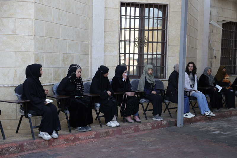 <p><b>ARTIK NORMAL BİÇİMDE DOLAŞMAK İSTİYOR</b></p><p><b><br></b></p><p>Rakka sakini 29 yaşındaki İsmail Zeyd Salih, YPG işgali sırasında sözde 'askeri polis' olarak görev aldığını ve kayıt yaptırmak için buraya geldiğini söyledi. Salih 'bu sayede normal biçimde dolaşmak istediğini' dile getirdi.</p>