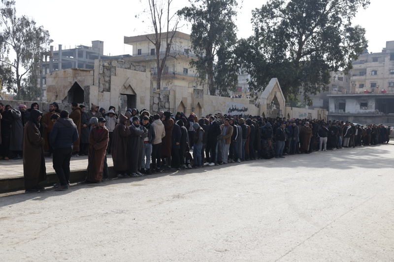 <p>Esra, Kürt olduğunu vurgulayarak, 'Kürtler ve Araplar, YPG'de görev aldı. Güvenlik birimlerinde ofis işi üstlendim, ama bana maddi karşılığını vermediler. Ayrımcılık vardı, Arap veya Kürt iki kesimden de vardı.' diye konuştu.</p>