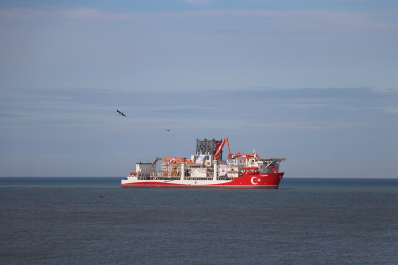 <p>��te ultra derin deniz sondaj gemisi Y�ld�r�m'�n Filyos Liman�'na yana�t��� anlara ili�kin g�r�nt�ler:</p>