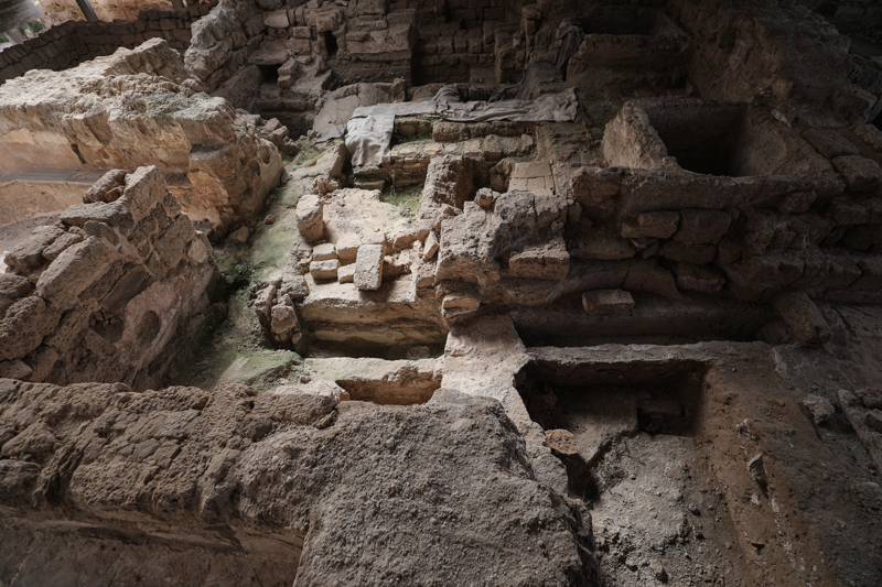 <p>Yakla��k 1600 y�l� a�k�n bir ge�mi�e sahip olan tarihi yap�da, antik kal�nt�lar ve s�tunlarda hasar meydana geldi.</p>