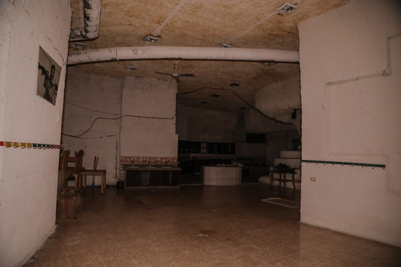 <p>Birbirlerine ba�lant�l� �ekilde ve 3 kat olarak in�a edilen bu t�nellerin i�erisinde ter�r �rg�t�ne ait �ok say�da m�himmat ve d�k�man ele ge�irildi.</p>