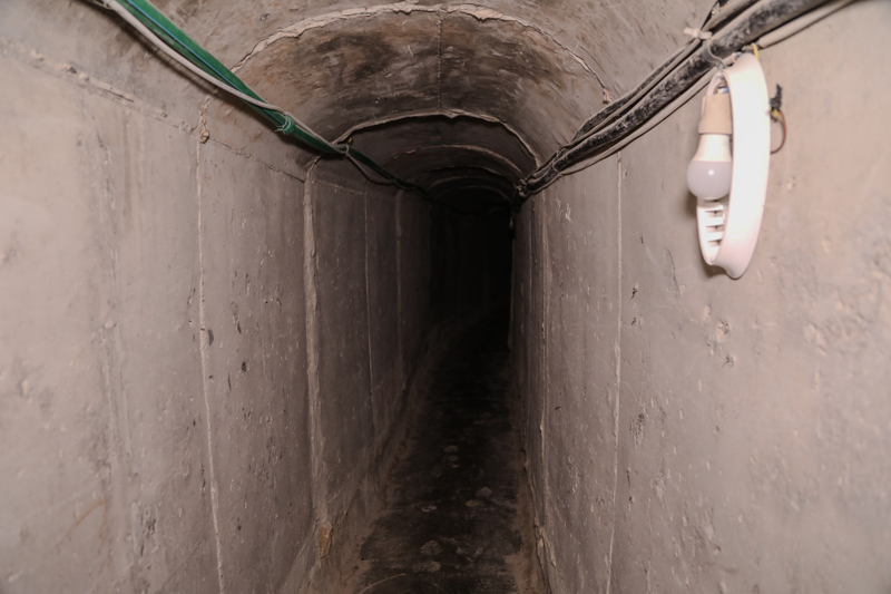 <p>Suriye ordusu, d�zenledi�i operasyon sonras� YPG'nin i�galinden kurtard��� S�rrin beldesindeki bir da��n alt�na in�a edilmi� t�nel a��n� ortaya ��kard�.</p>