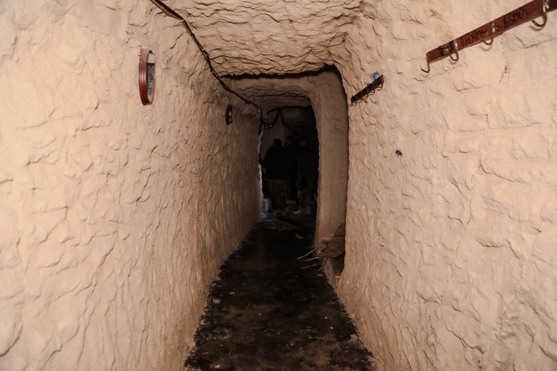 <p>Ter�r �rg�t� mensuplar�n�n kalmas� i�in in�a edilen 'yer alt� �ehrinde' �ok say�da mutfak ve yatak odas� bulunuyor. �rg�t sembolleri ve afi�lerinin yer ald��� 'yer alt� �ehri' i�erisinde sinema salonu, amfi ve f�r�n da yer al�yor.</p>