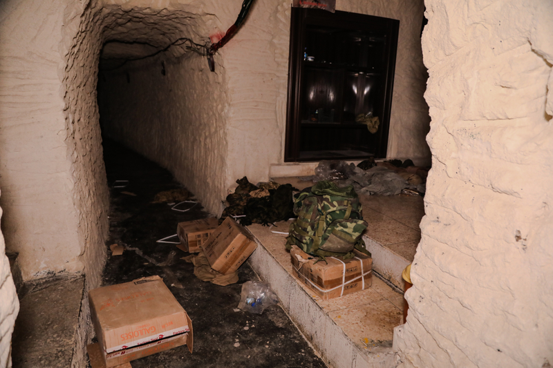 <p><b>- ORTAYA �IKARILAN T�NEL TER�R �RG�T�N�N 'KOMUTA MERKEZLER�NDEN' B�R�</b></p><p><br></p><p>Suriye ordusuna ba�l� 76. T�men Komutan� Tu�general Seyf Polat, S�rrin'deki t�nelde yapt��� incelemeler s�ras�nda AA'ya de�erlendirmelerde bulundu.</p>