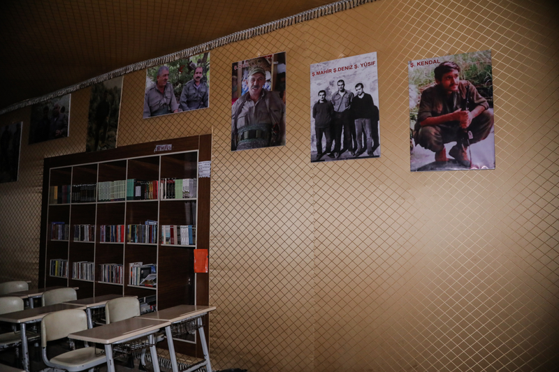 <p>Yap�n�n i�erisinde �rg�t sembollerinin yan� s�ra t�nellerin kaz�lmas� i�in kullan�lan ara� ve gere�lerin de sergilendi�i g�r�l�yor.</p>