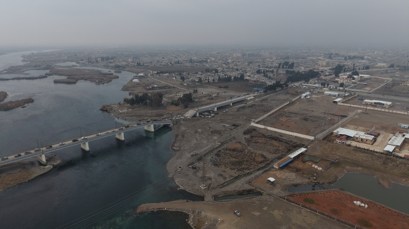 <p>Rakka'da ya�ayan Suriyeliler, mevcut durumda F�rat Nehri'nin kar��s�na ya motorlu kay�k ya da k�rekli kay�klarla ge�mek zorunda kal�yor.</p>