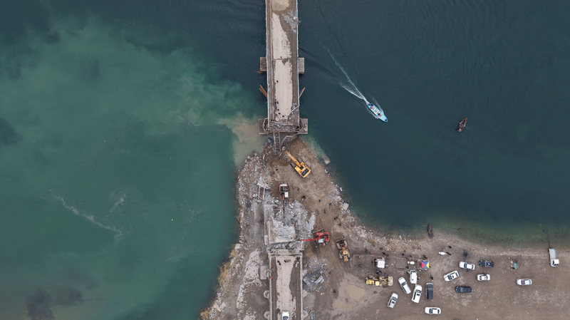 <p>Re�id K�pr�s�'n�n birka� y�z metre a�a��s�nda ise Eski K�pr� bulunuyor. K�pr�, aya��n�n patlat�lmas� nedeniyle kullan�lamaz halde. Suriye y�netimi, bu k�pr�de �slah �al��malar�na ba�lad�. �� makineleri molozu temizleyerek toprak dolgu yap�yor.</p>