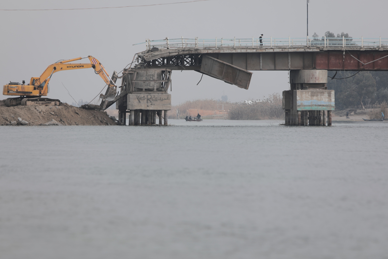 <p>Halk aras�nda 'Yeni K�pr�' olarak bilinen 'Re�id K�pr�s�'nde toprak dolguyla yap�lan yolla ula��m sa�lan�yor. S�z konusu yolda ara�lar�n ge�i� i�in s�ra bekledi�i ve uzun kuyruklar olu�tu�u g�r�ld�.</p>