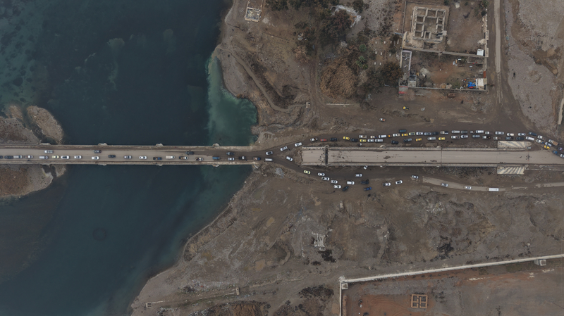 <p>Ter�r �rg�t� YPG, kentten �ekilmeden �nce F�rat Nehri'nin iki k�y�s�n� birbirine ba�layan Rakka'n�n 2 k�pr�s�n�, patlay�c�larla hedef ald�. �st �ste ya�ad��� i�gal ve sava�lar�n ard�ndan n�fusu azalmas�na ra�men 100 binden fazla insan�n ya�ad��� tahmin edilen Rakka kentinde F�rat Nehri'nin iki k�y�s�n� ba�layan k�pr�ler a��r hasarl� durumda.</p>