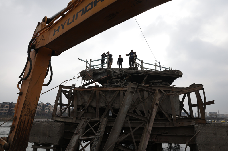 <p>Rakka'daki k�pr�n�n �lkenin do�usu ile bat�s�n� ba�lad���n� ve stratejik bir nokta oldu�unu ifade eden Celgif, ter�r �rg�t� YPG'nin bu k�pr�lere sald�r�s�ndaki amac�n�n 'y�k�m oldu�unu' vurgulad�.</p>