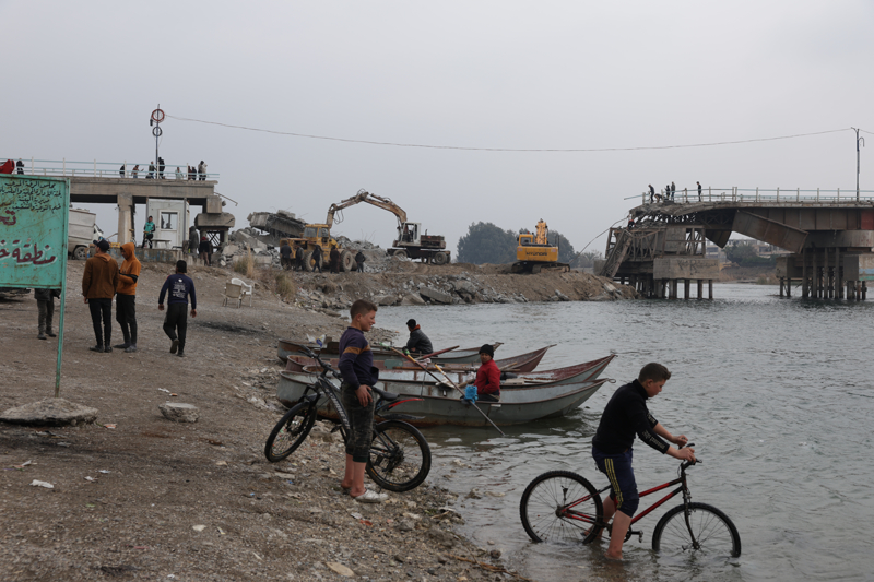 <p>Kay���yla insanlar� kar��ya ge�iren Rakka kentinin Kerame b�lgesinden Abdullah el-Celgif, insanlara ekmek ula�t�rd�klar�n�, ��rencileri kar��ya ge�irdiklerini belirtti.</p>