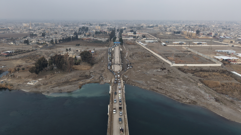 <b><p>SUR�YE H�K�MET� K�PR�LER�N ISLAH �ALI�MALARINA BA�LADI</p><p><br></p><p></p></b><p><span >Suriye �n�aat Bakanl��� Yap�m ve �n�aat M�d�rl���'nden M�hendis Hasan Rahmun, AA muhabirine yapt��� a��klamada, bakanl�k taraf�ndan Rakka kentinin F�rat Nehri k�y�s�ndaki b�l�mlerini ba�layan k�pr�lerin tamir edilmesinin kararla�t�r�ld���n� s�yledi.</span></p>