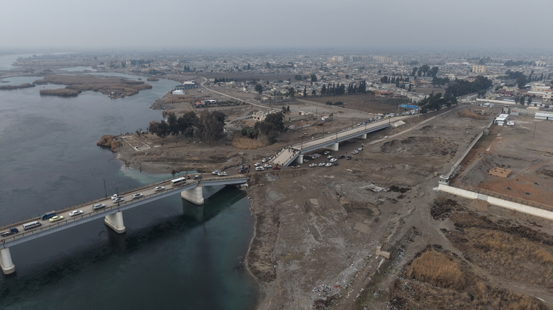 <p>K�pr�lerin ilk a�amada toprak dolgu ile 20 g�n i�inde �slah edilece�ini ifade eden Rahmun, daha sonras�nda k�pr� ayaklar�n�n betonla tamir edilerek hizmete a��laca��n� aktard�.</p>