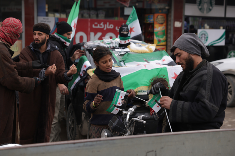 <p>Suriyeli vatanda�lar, ellerinde �� y�ld�zl� bayrakla kentteki sokaklarda g�r�ld�.</p>