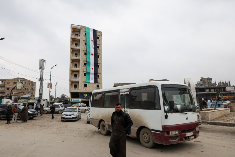 <p>Ter�r �rg�t� YPG'nin i�gali s�ras�nda b�lgede Suriye'nin yeni bayra��n� asanlara, �rg�t taraf�ndan yapt�r�m uygulan�yor, baz�lar� �rg�t taraf�ndan al�konularak hapse at�l�yordu. </p>